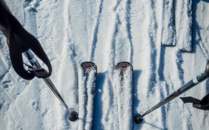 El carving: cómo los esquís modernos giran solos (si los dejas)