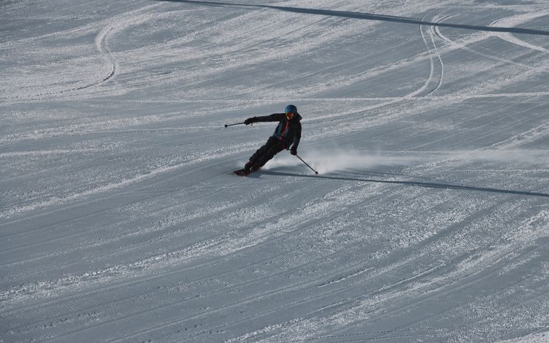 La angulación de cadera: el secreto para agarrar el canto en pista dura